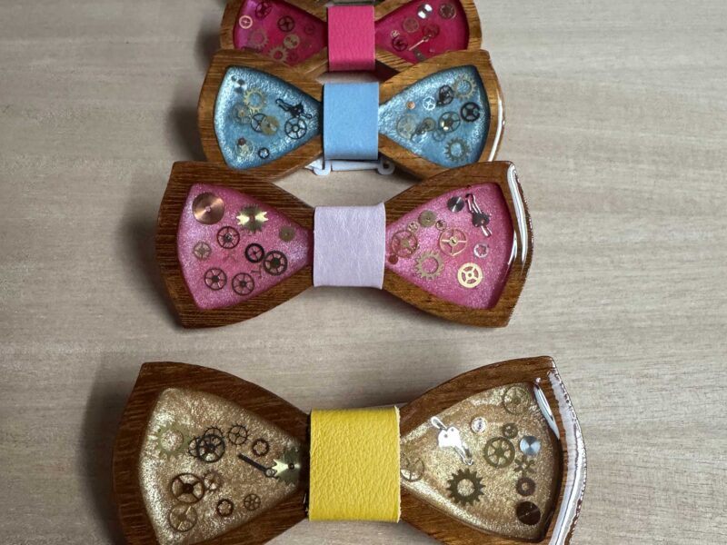Papillon resinato con sfondo colorato personalizzato